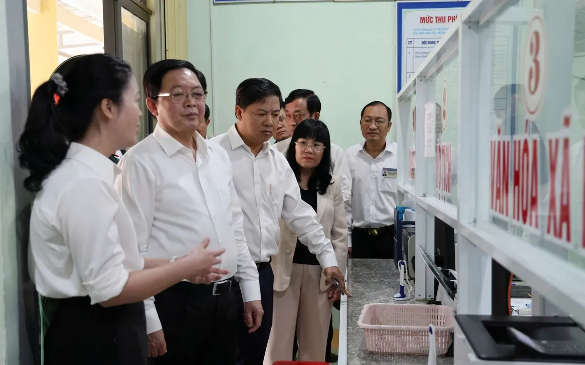 Phó Thủ tướng Hồ Quốc Dũng thăm Trung tâm phục vụ hành chính công xã Ea Bung, tỉnh Đắk Lắk - Ảnh: VGP/Gia Huy