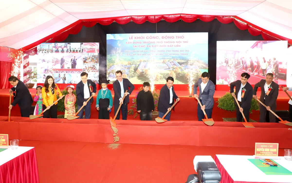 Bí thư Tỉnh ủy Tuyên Quang Hầu A Lềnh; Thứ trưởng Thường trực Bộ Dân tộc và Tôn giáo Nguyễn Đình Khang; Thứ trưởng Bộ Tài chính Nguyễn Đức Tâm và các đại biểu khởi công xây dựng trường Phổ thông nội trú liên cấp Tiểu học và Trung học cơ sở Nghĩa Thuận (xã Nghĩa Thuận, tỉnh Tuyên Quang). (Ảnh: Văn Nghị)