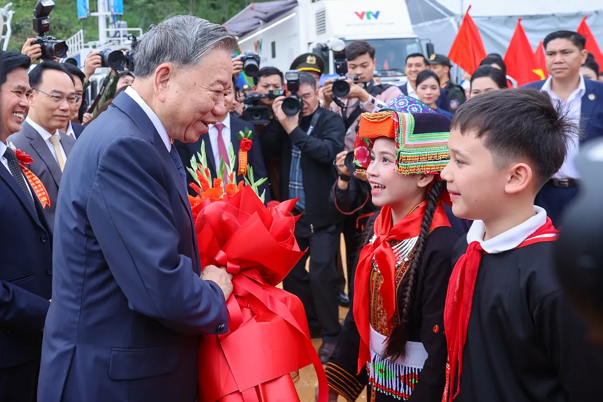 Tổng B&iacute; thư v&agrave; Thủ tướng dự Lễ khởi c&ocirc;ng, động thổ đồng loạt c&aacute;c trường nội tr&uacute; li&ecirc;n cấp v&ugrave;ng bi&ecirc;n giai đoạn 2 - Ảnh 1.