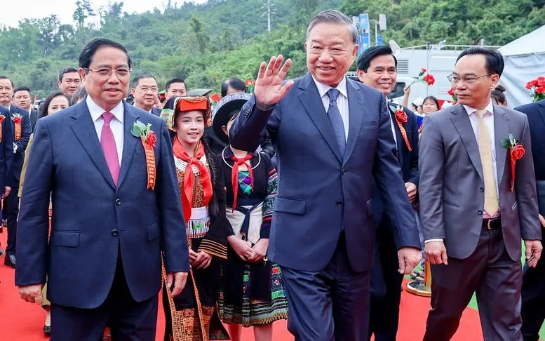 Tổng Bí thư Tô Lâm, Thủ tướng Chính phủ Phạm Minh Chính tới dự lễ khởi công tại điểm cầu chính, Trường phổ thông nội trú tiểu học và trung học cơ sở Đồng Đăng, xã Đồng Đăng, tỉnh Lạng Sơn - Ảnh: VGP