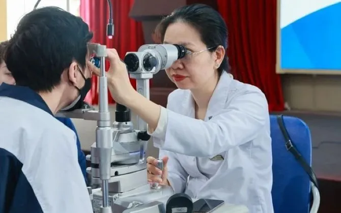 Cận Thị Học Đường: Nguyên Nhân và Giải Pháp