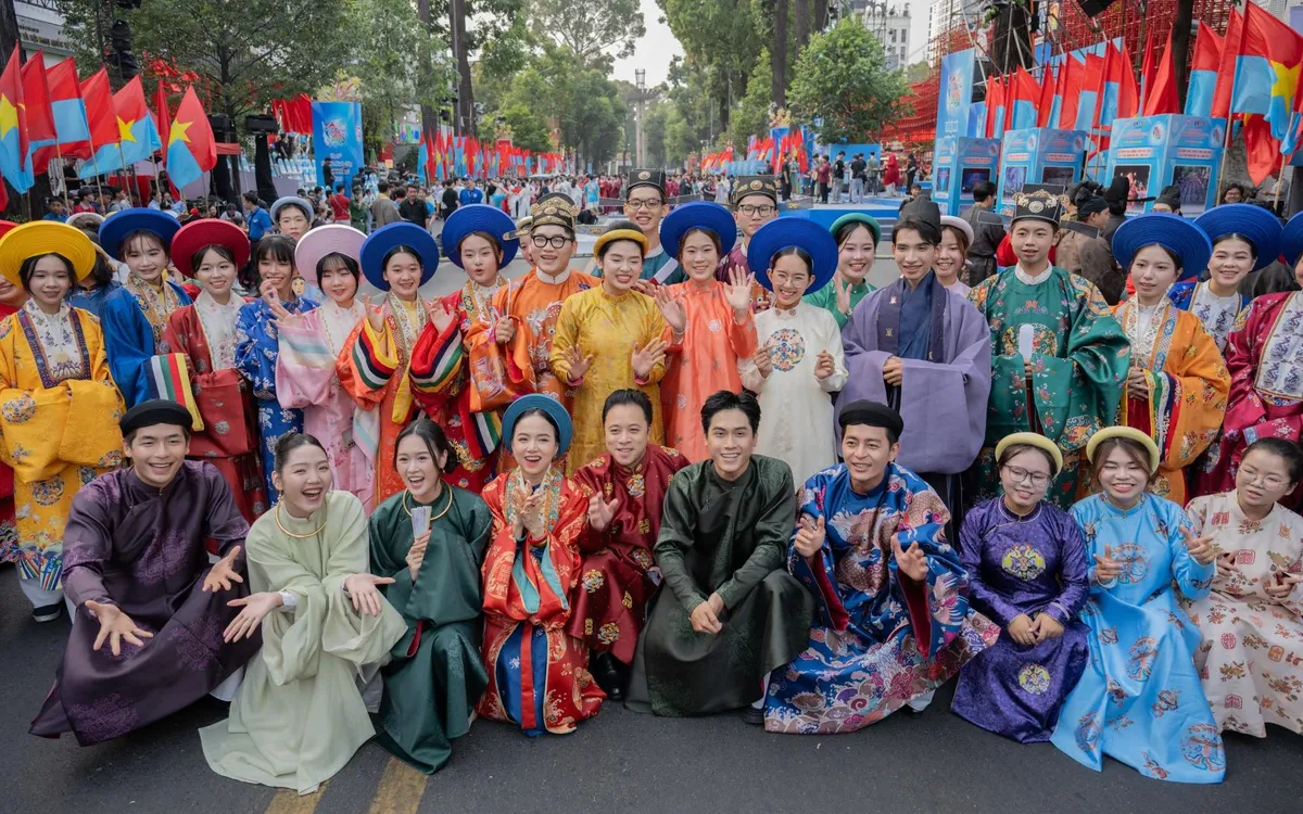 Dàn diễn viên phim Thám tử Kiên tham dự sự kiện đồng diễn Tóc xanh vạt áo x Youth Fest năm 2025