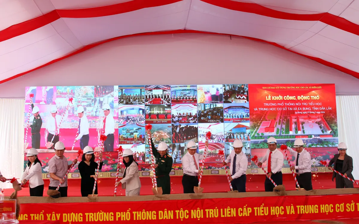 Phó Thủ tướng Hồ Quốc Dũng và các đại biểu động thổ xây dựng Trường phổ thông dân tộc nội trú liên cấp tiểu học và trung học cơ sở tại xã biên giới Ea Bung.