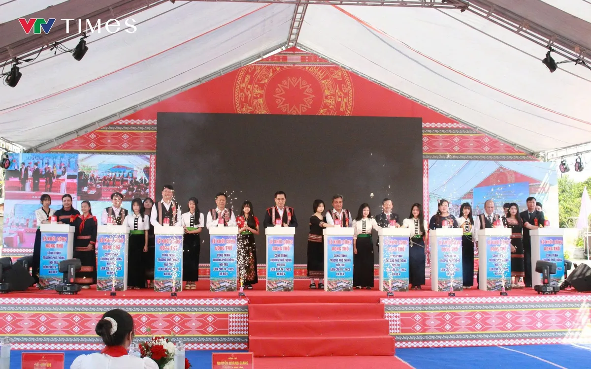 Các đại biểu nhấn nút khởi công, động thổ xây dựng 5 trường phổ thông nội trú liên cấp tiểu học - THCS tại các xã biên giới ở Quảng Ngãi.