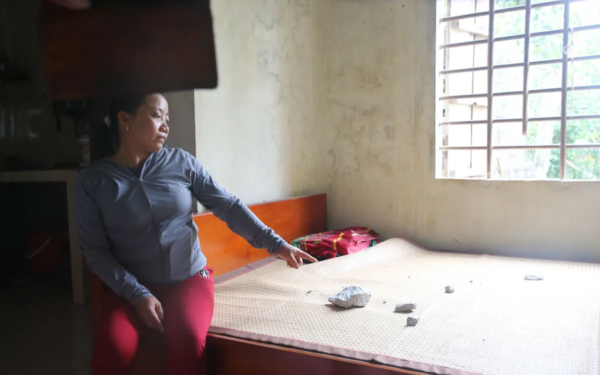 Đá khai thác văng vào nhà dân.