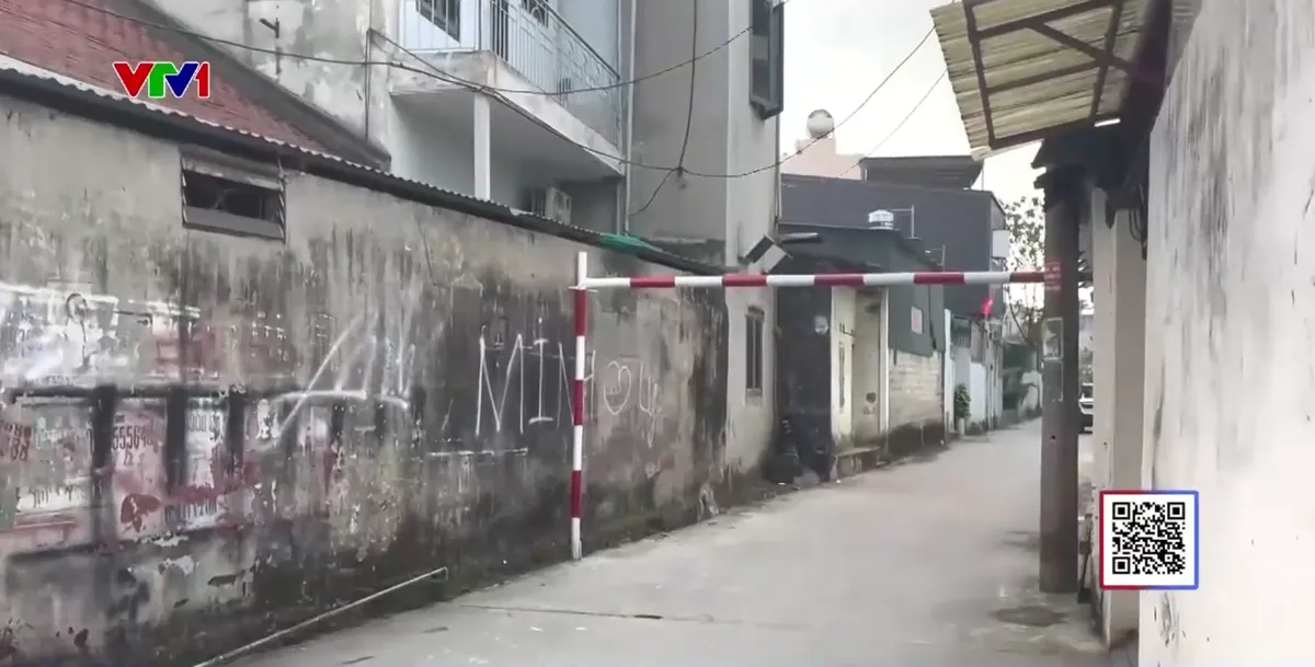 Nguy hiểm từ việc tự &yacute; lắp barie trong ng&otilde; nhỏ - Ảnh 1.