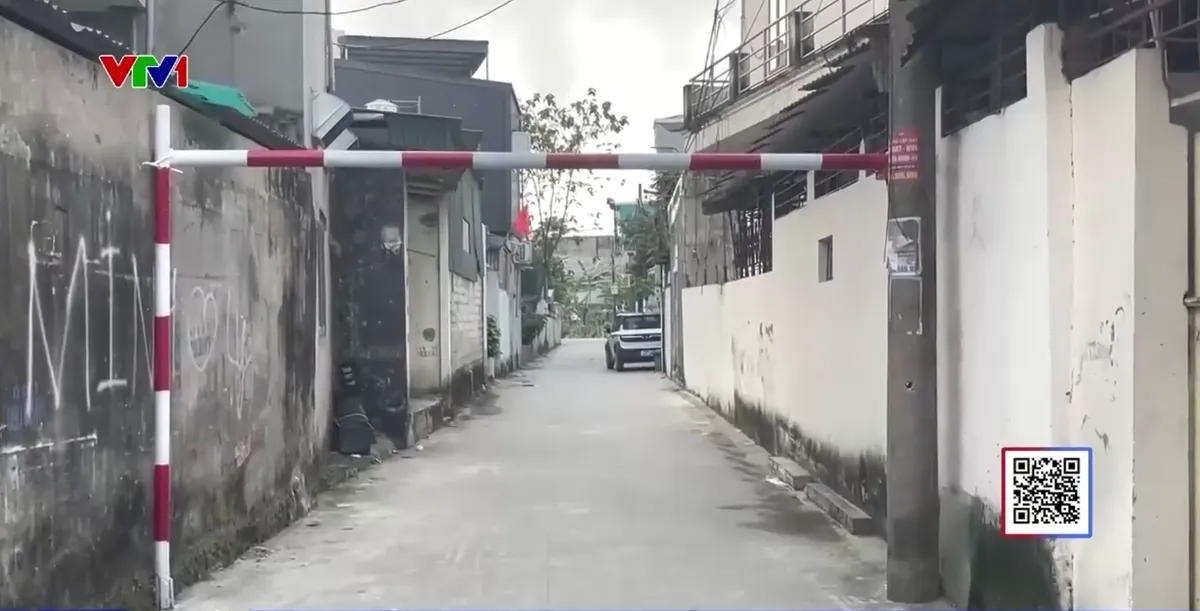 Nguy hiểm từ việc tự &yacute; lắp barie trong ng&otilde; nhỏ - Ảnh 2.