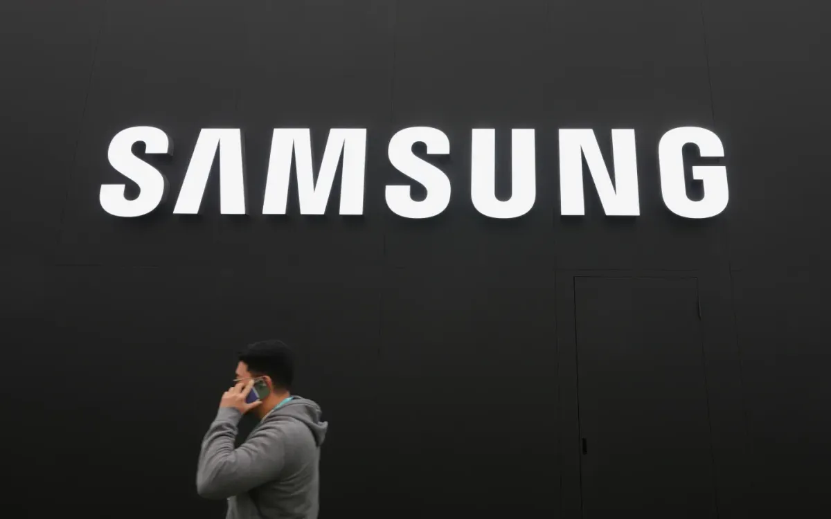 Người đi ngang logo Samsung Electronics tại khu triển lãm APEC ở Gyeongju, Hàn Quốc, ngày 30/10/2025. (Ảnh: AP)