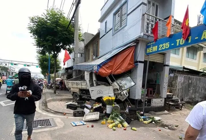 Xe tải chạy ngược chiều, lao l&ecirc;n vỉa h&egrave; h&uacute;c sập sạp tr&aacute;i c&acirc;y ở TP Hồ Ch&iacute; Minh - Ảnh 2.
