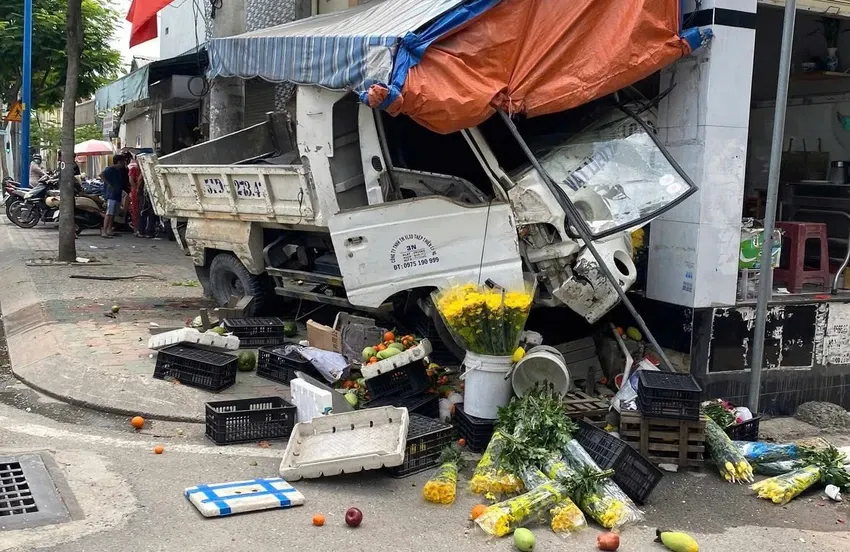 Xe tải chạy ngược chiều, lao l&ecirc;n vỉa h&egrave; h&uacute;c sập sạp tr&aacute;i c&acirc;y ở TP Hồ Ch&iacute; Minh - Ảnh 1.