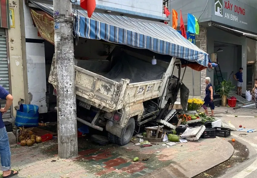 Xe tải chạy ngược chiều, lao l&ecirc;n vỉa h&egrave; h&uacute;c sập sạp tr&aacute;i c&acirc;y ở TP Hồ Ch&iacute; Minh - Ảnh 3.