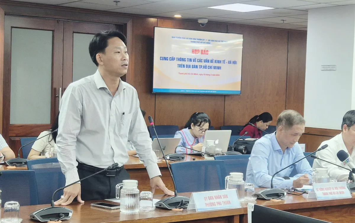 TP Hồ Ch&iacute; Minh y&ecirc;u cầu dựng h&agrave;ng r&agrave;o ngăn xả r&aacute;c, đốt r&aacute;c dưới dạ cầu Ph&uacute; Mỹ- Ảnh 1.