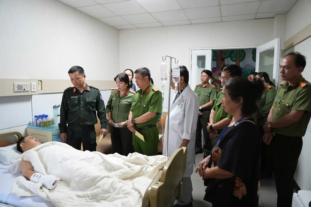 Thiếu t&aacute; C&ocirc;ng an bị đ&acirc;m trọng thương khi xử l&yacute; va chạm giao th&ocirc;ng ở Mũi N&eacute; - Ảnh 3.