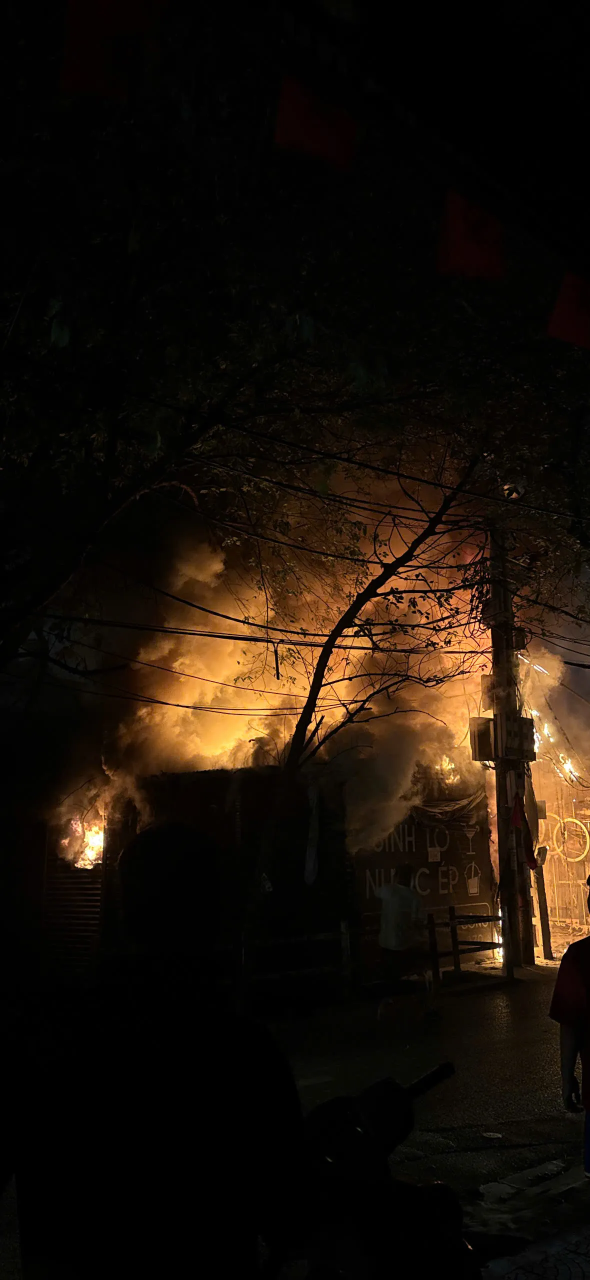 Ch&aacute;y nh&agrave; d&acirc;n tr&ecirc;n phố Định C&ocirc;ng Hạ (H&agrave; Nội) - Ảnh 1.