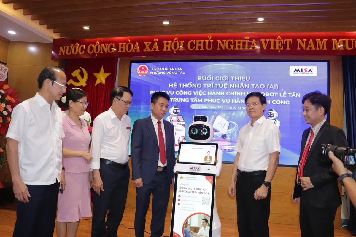 Phường Vũng T&agrave;u d&ugrave;ng Robot hướng dẫn người d&acirc;n l&agrave;m thủ tục h&agrave;nh ch&iacute;nh- Ảnh 1.