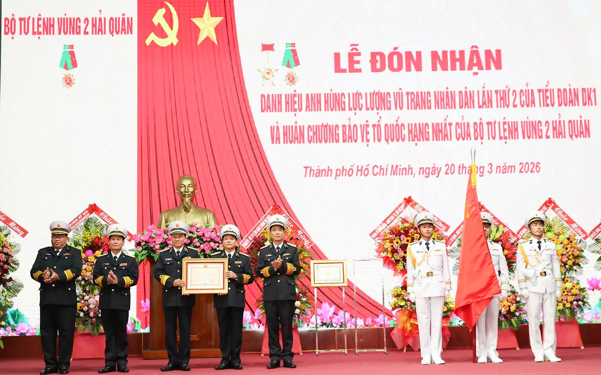 Phó Đô đốc Nguyễn An Phong gắn trao bằng cho Vùng 2 Hải quân