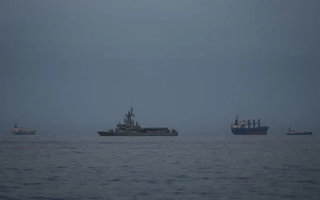 Tàu hải quân của UAE tuần tra bên cạnh các tàu chở hàng và tàu chở dầu ở eo biển Hormuz, ngày 11/3/2026 (Ảnh: AP)