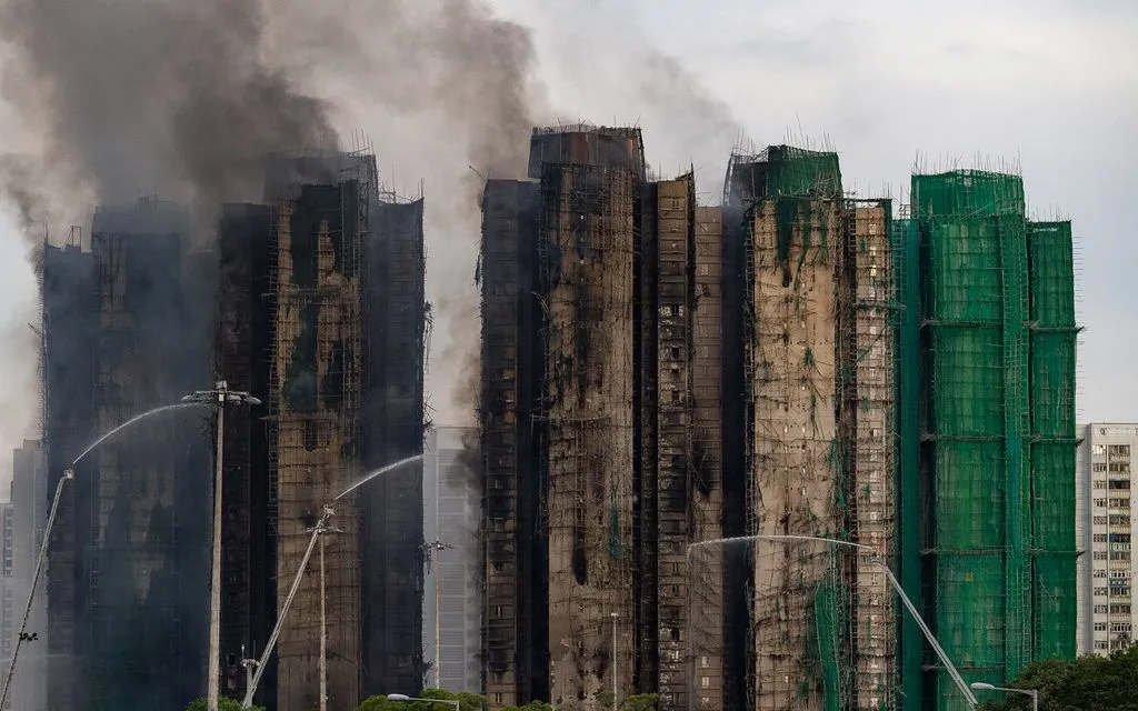 Lính cứu hỏa nỗ lực dập tắt đám cháy bùng phát tại Wang Fuk Court, một khu dân cư ở quận Tai Po, Hong Kong (Trung Quốc), ngày 27/11/2025 (Ảnh: AP)