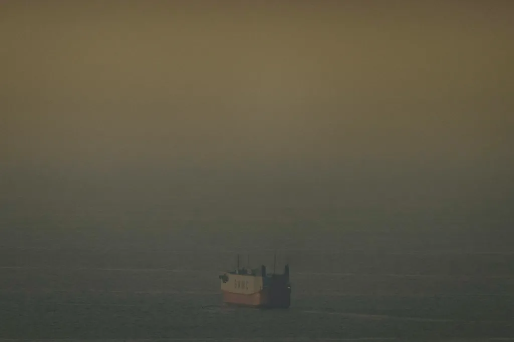 Iran đề xuất thu phí đối với tàu thuyền đi qua eo biển Hormuz - Ảnh 1.