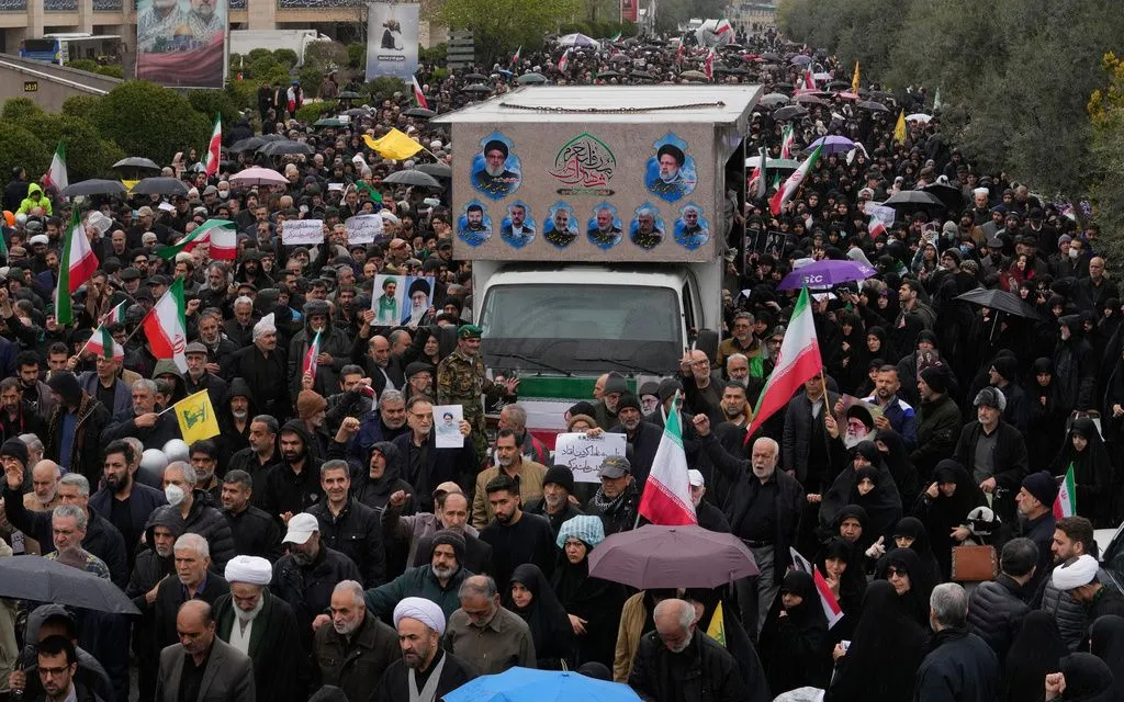 Người dân Iran đưa tiễn Bộ trưởng Tình báo Esmail Khatib - người mới thiệt mạng trong cuộc không kích của Mỹ - Israel, tại Tehran, ngày 20/3/2026. (Ảnh AP/Vahid Salemi)