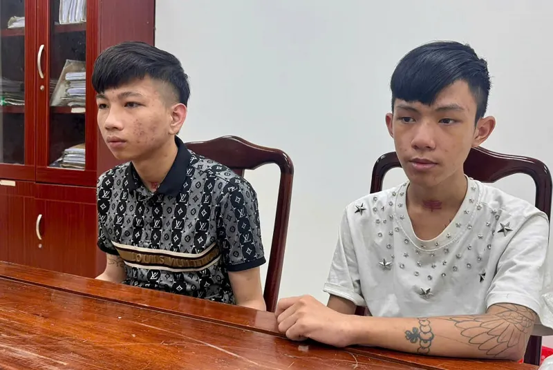 Bắt 2 đối tượng ch&eacute;m người rồi trốn sang Campuchia- Ảnh 2.