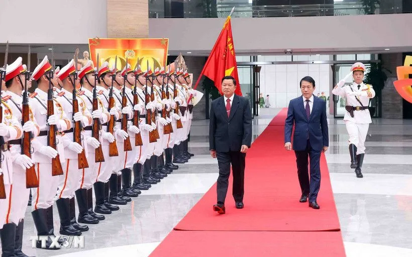 Đại tướng Lương Tam Quang, Bộ trưởng Bộ Công an Việt Nam và Thượng tướng Vanthong Kongmany, Bộ trưởng Bộ Công an Lào duyệt đội danh dự Công an nhân dân. (Ảnh: Phạm Kiên/TTXVN)