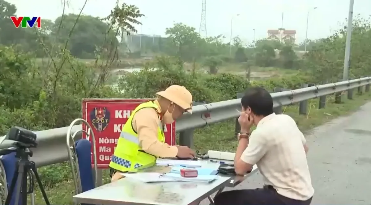 CSGT h&oacute;a trang ghi h&igrave;nh, mật phục tr&ecirc;n cao tốc xử l&yacute; h&agrave;ng loạt xe vi phạm - Ảnh 1.
