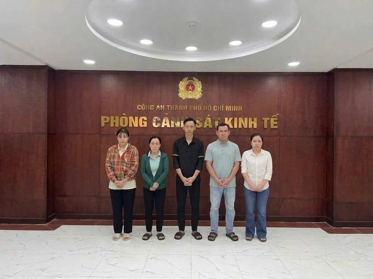 V&eacute;n m&agrave;n &ldquo;c&ocirc;ng xưởng kem trộn&rdquo; mỹ phẩm giả ở TP Hồ Ch&iacute; Minh- Ảnh 4.