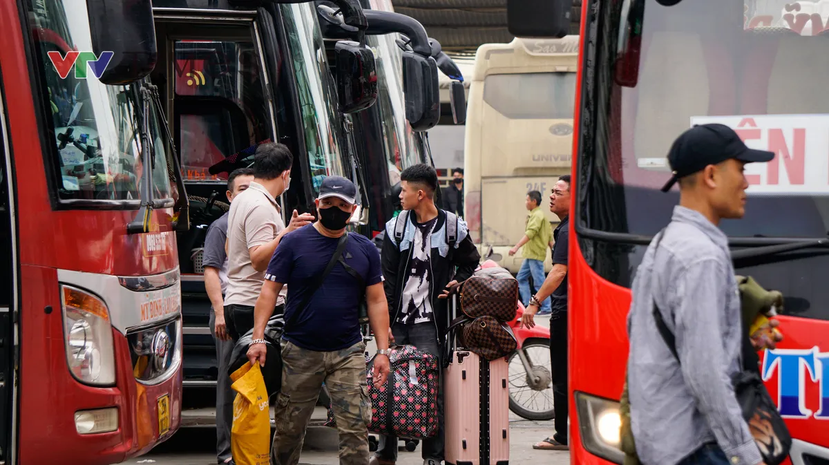 Tuyệt đối kh&ocirc;ng lợi dụng biến động gi&aacute; nhi&ecirc;n liệu để tăng gi&aacute; cước vận tải bất hợp l&yacute; - Ảnh 1.