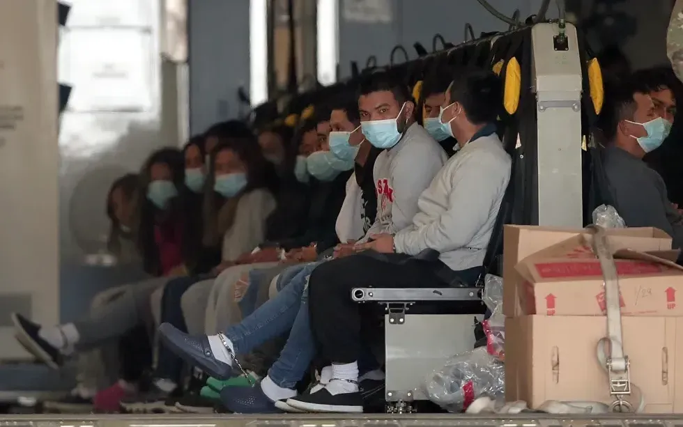 Số liệu của ICE cho thấy đến giữa tháng 1/2026, hơn 70.000 người di cư đang bị giam giữ tại Mỹ (Ảnh: AP)