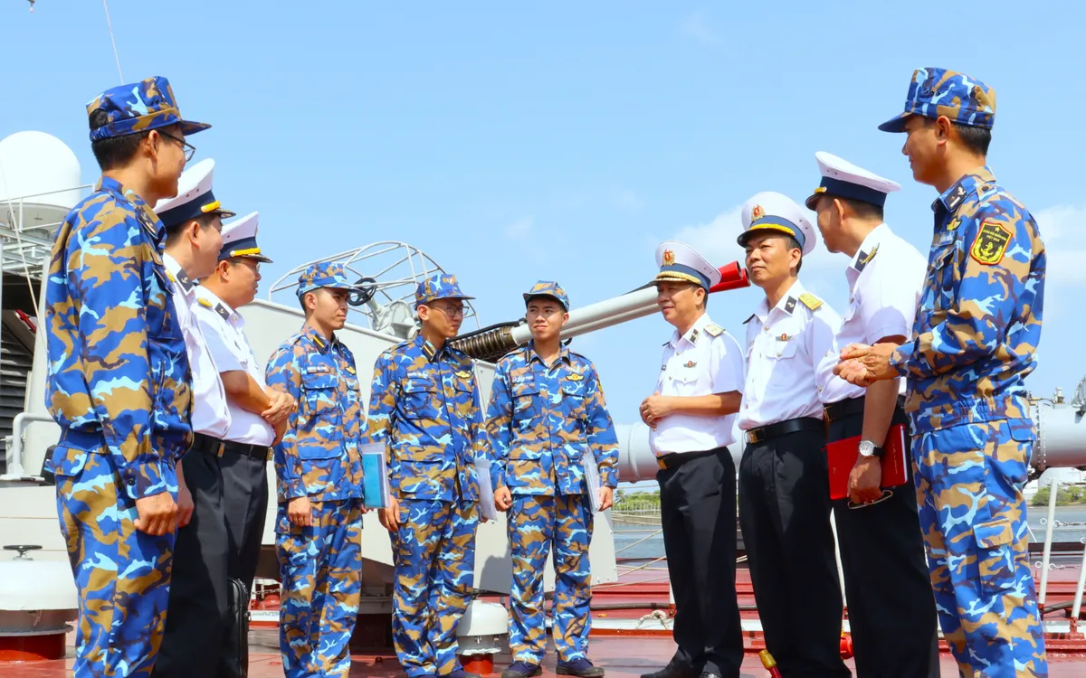 Đoàn công tác kiểm tra, nắm tình hình học viên thực tập tốt nghiệp thực tế tại Tàu 11, Lữ đoàn 171, Bộ Tư lệnh Vùng 2 Hải quân.