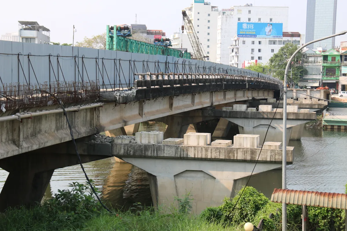 Cận cảnh c&ocirc;ng tr&igrave;nh cầu Vỹ Dạ tr&igrave; trệ: C&ocirc;ng trường &ldquo;đ&oacute;ng băng&rdquo;, nguy cơ lỡ hẹn k&eacute;o d&agrave;i - Ảnh 4.