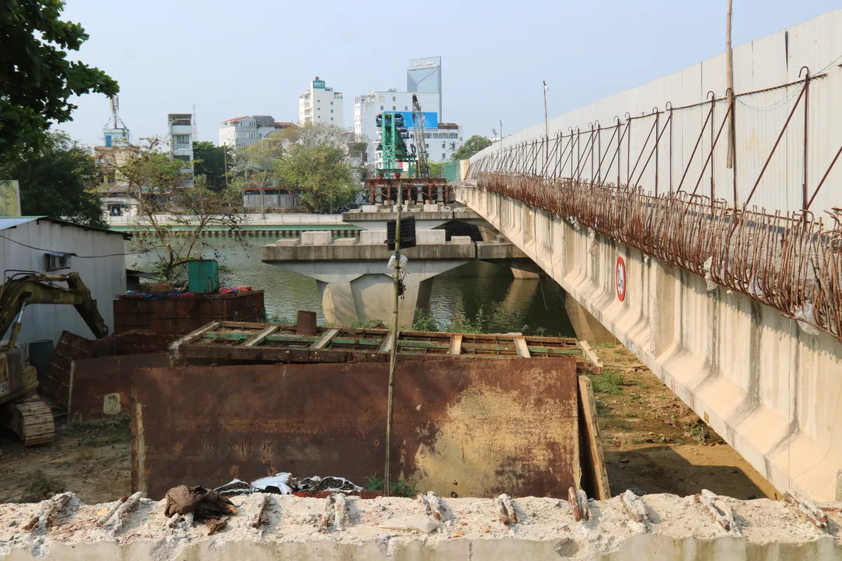 Cận cảnh c&ocirc;ng tr&igrave;nh cầu Vỹ Dạ tr&igrave; trệ: C&ocirc;ng trường &ldquo;đ&oacute;ng băng&rdquo;, nguy cơ lỡ hẹn k&eacute;o d&agrave;i - Ảnh 1.