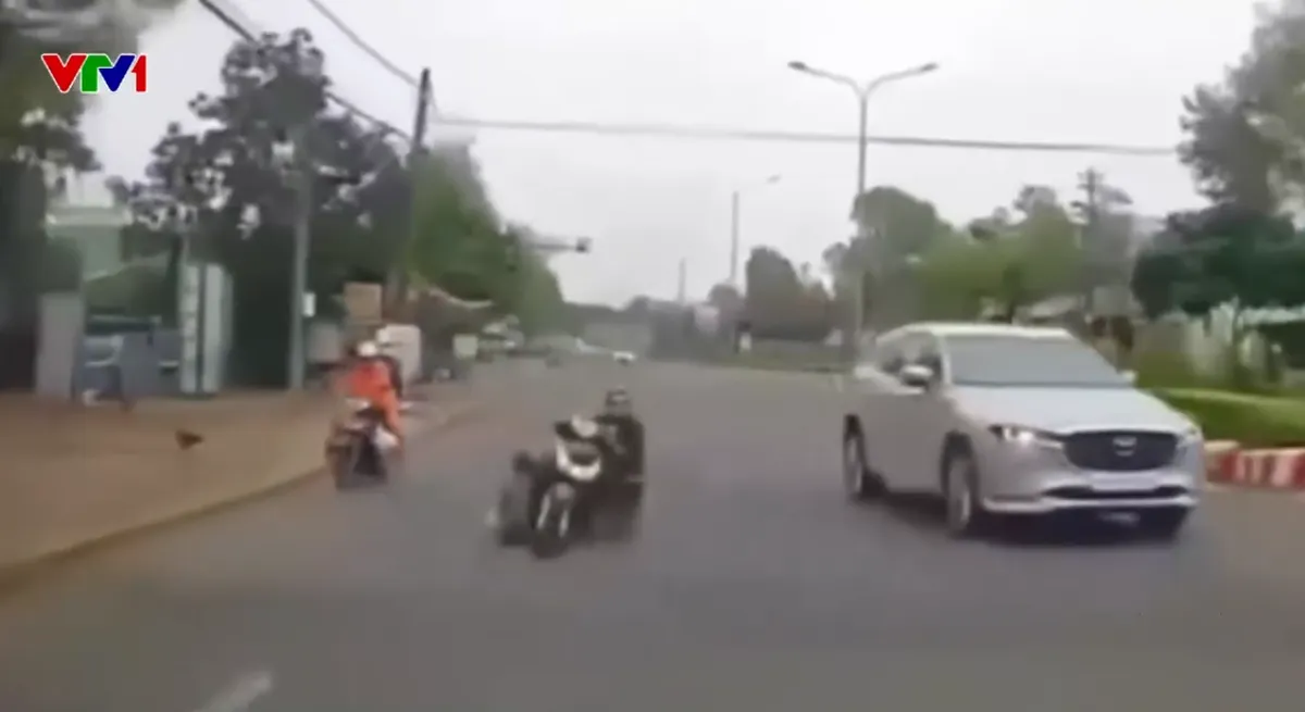 &Ocirc; t&ocirc; con lao nhanh, đ&acirc;m ng&atilde; người đi xe m&aacute;y rồi bỏ đi  - Ảnh 1.