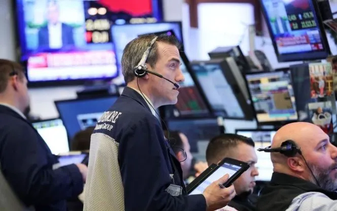 Giao dịch viên tại sàn chứng khoán New York, Mỹ. (Ảnh: THX/TTXVN)