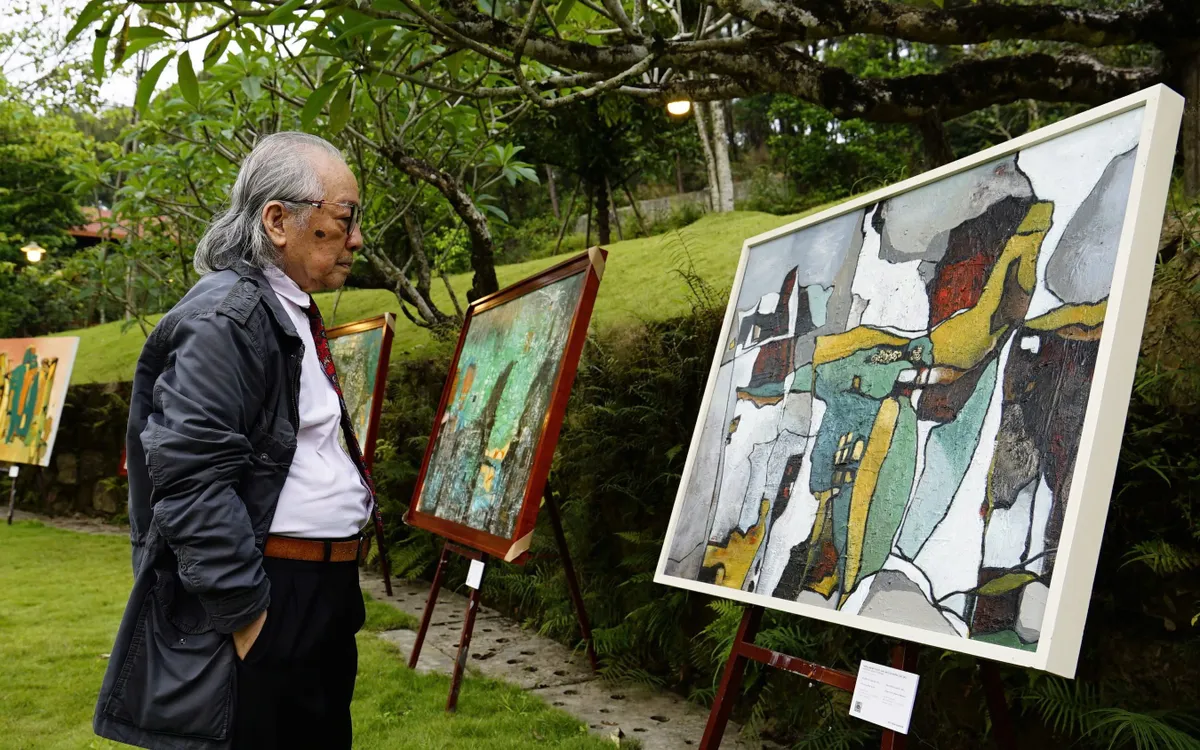 Giữa tiết tháng Ba dịu nhẹ của Huế, triển lãm “Giấc mơ của những giấc mơ” mở ra như một không gian lắng đọng, nơi hội họa không chỉ được nhìn mà còn được cảm bằng ký ức, thiên nhiên và những tầng sâu nội tâm của nghệ sĩ.