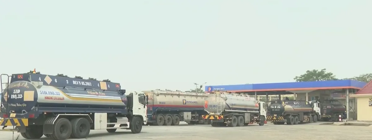 Siết chặt buôn lậu xăng dầu qua biên giới- Ảnh 1. Siết chặt buôn lậu xăng dầu qua biên giới- Ảnh 1.