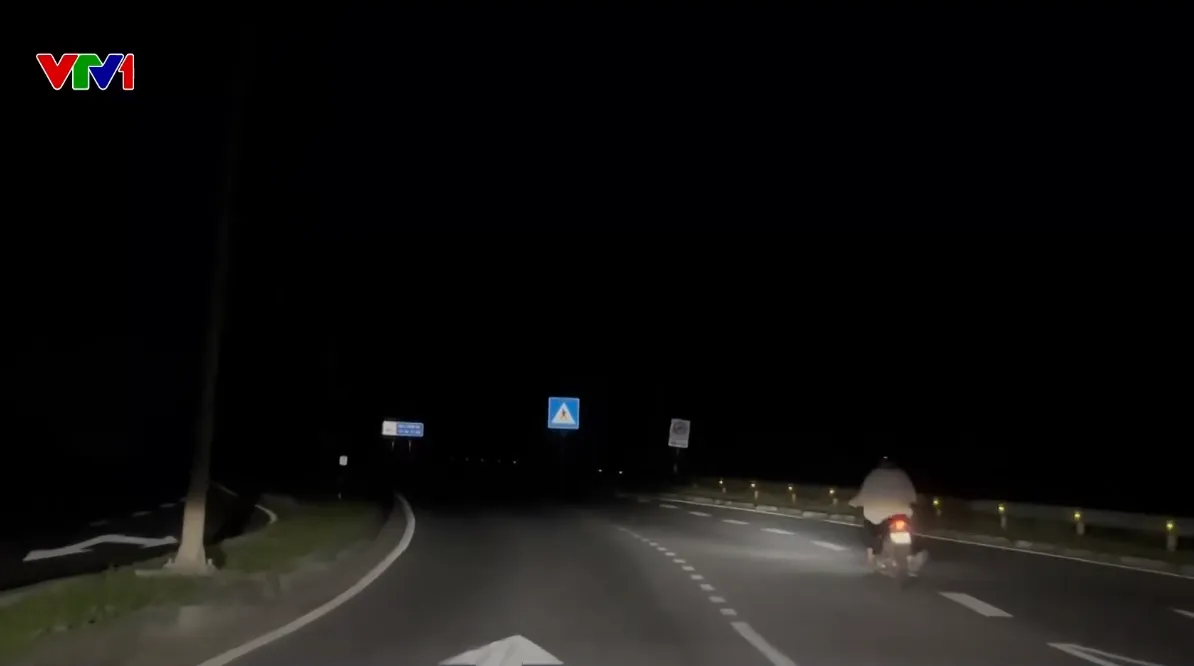 Nguy cơ mất an to&agrave;n tr&ecirc;n Quốc lộ 1 qua đ&egrave;o Cổ M&atilde; do thiếu hệ thống chiếu s&aacute;ng - Ảnh 1.