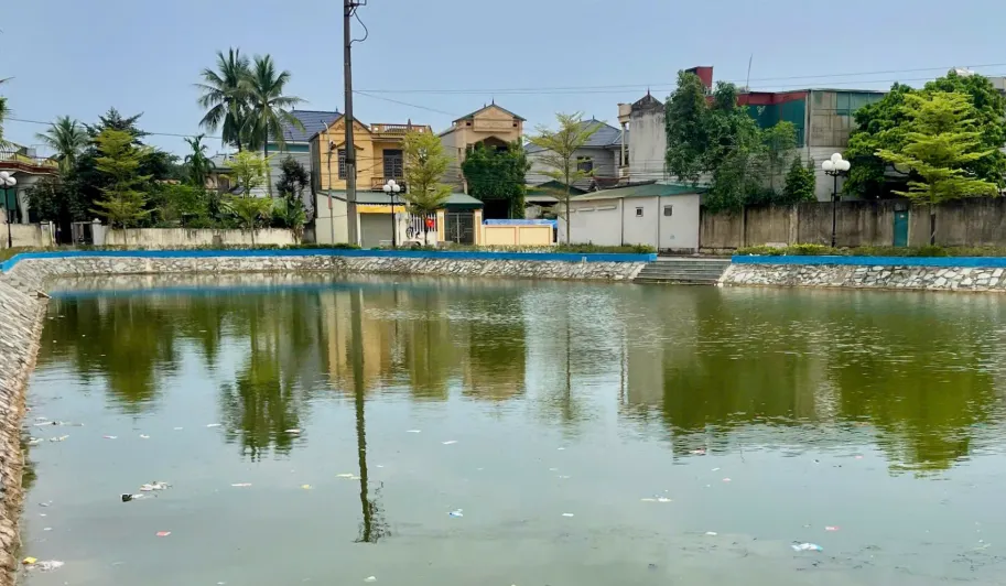 Về ph&eacute;p thăm qu&ecirc;, c&aacute;n bộ c&ocirc;ng an cứu 2 ch&aacute;u b&eacute; chới với giữa ao nước - Ảnh 1.