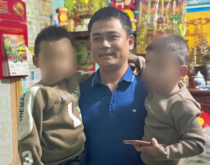 Về ph&eacute;p thăm qu&ecirc;, c&aacute;n bộ c&ocirc;ng an cứu 2 ch&aacute;u b&eacute; chới với giữa ao nước - Ảnh 2.