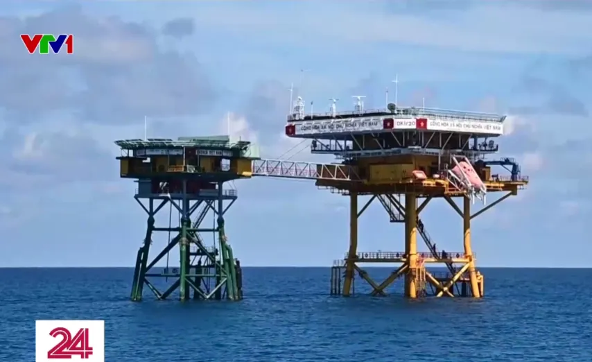 Ph&aacute;o đ&agrave;i th&eacute;p nơi đầu s&oacute;ng - Ảnh 2.