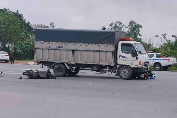 Xe tải t&ocirc;ng li&ecirc;n ho&agrave;n 3 xe m&aacute;y tr&ecirc;n Quốc lộ 10, 2 người tử vong - Ảnh 1.