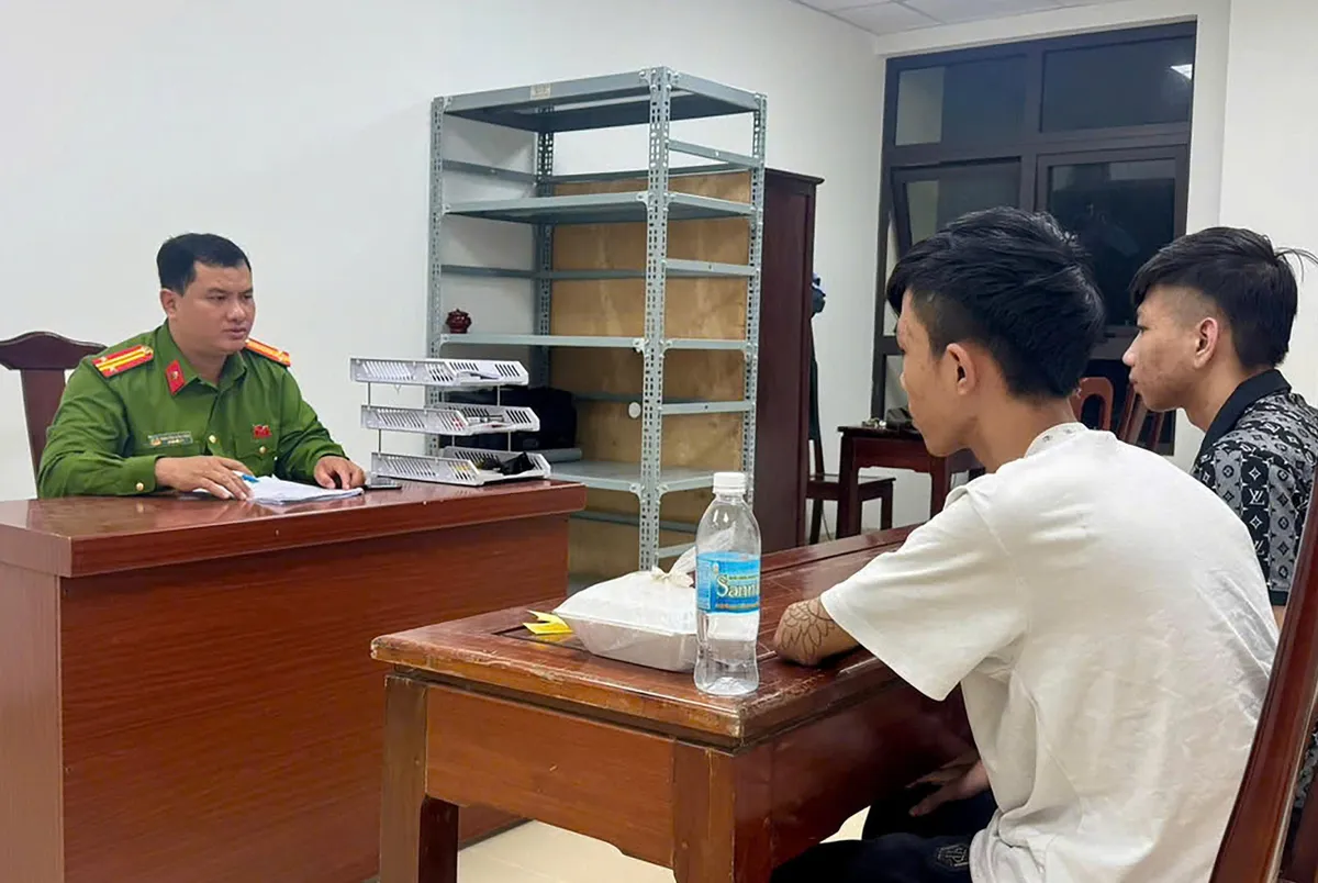 Vừa trở về từ Campuchia, 2 đối tượng trong vụ chém người bị bắt- Ảnh 2. Vừa trở về từ Campuchia, 2 đối tượng trong vụ chém người bị bắt- Ảnh 2.