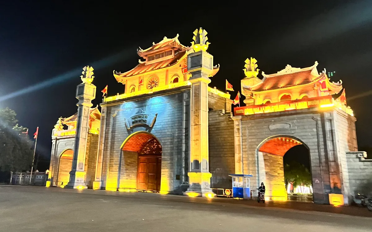 Sự kết hợp giữa nét kiến trúc truyền thống và công nghệ ánh sáng hiện đại tạo nên diện mạo mới đầy uy nghiêm cho cổng vào khu di tích.