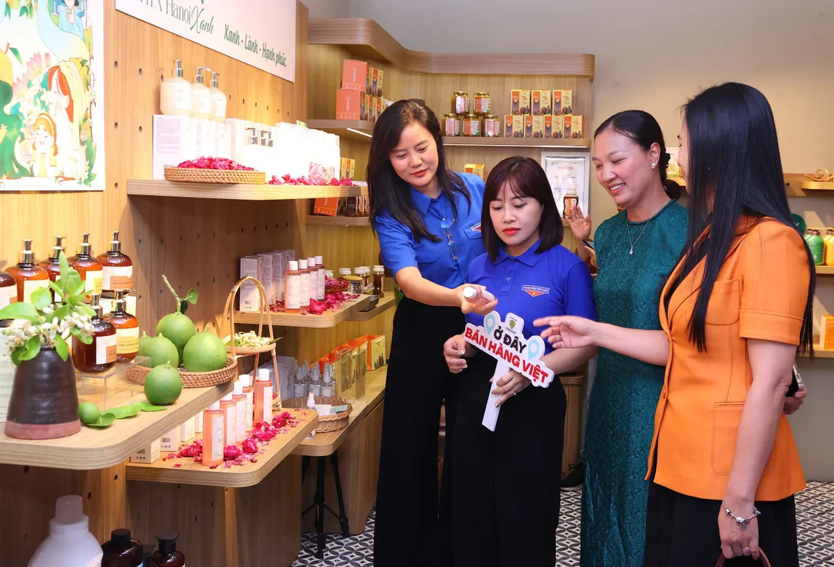 Khai mạc Kh&ocirc;ng gian trưng b&agrave;y, livestream &ldquo;Sức sống h&agrave;ng Việt&rdquo; lần thứ 3 - Ảnh 1.