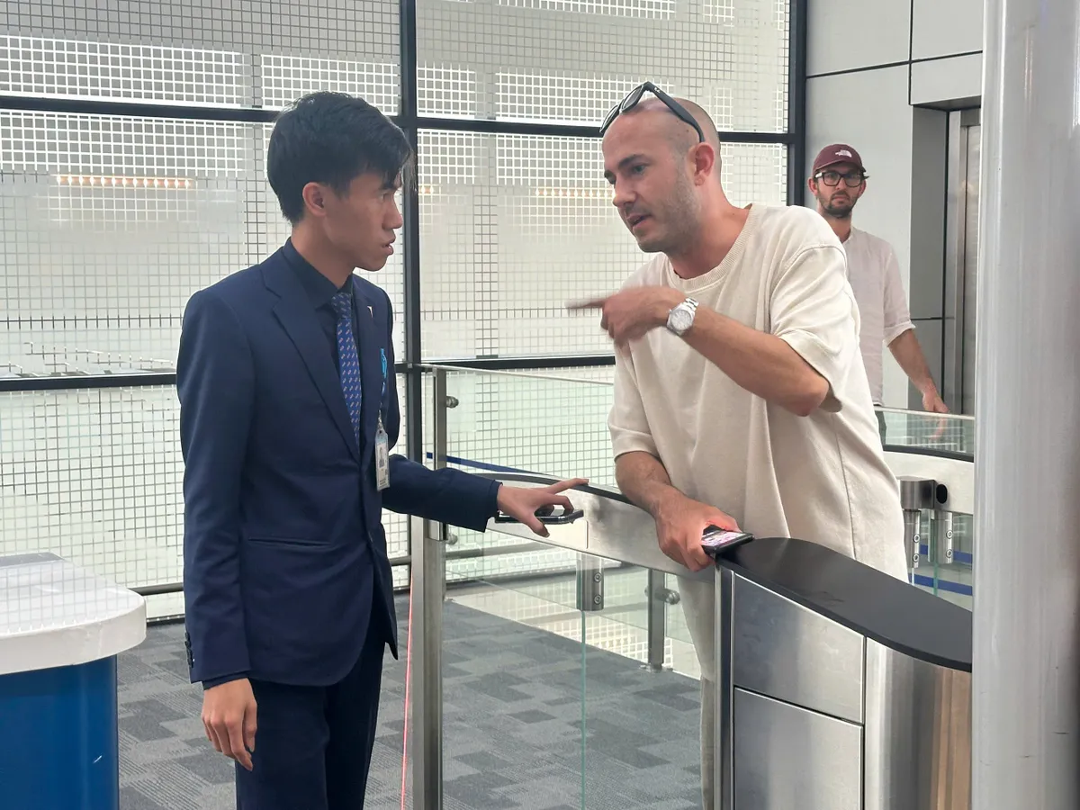 H&agrave;ng trăm h&agrave;nh kh&aacute;ch của Vietravel Airlines chịu cảnh "vật vờ" tại s&acirc;n bay- Ảnh 6.