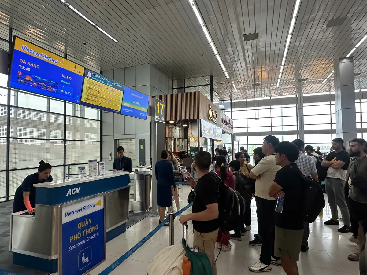 H&agrave;ng trăm h&agrave;nh kh&aacute;ch của Vietravel Airlines chịu cảnh "vật vờ" tại s&acirc;n bay- Ảnh 8.