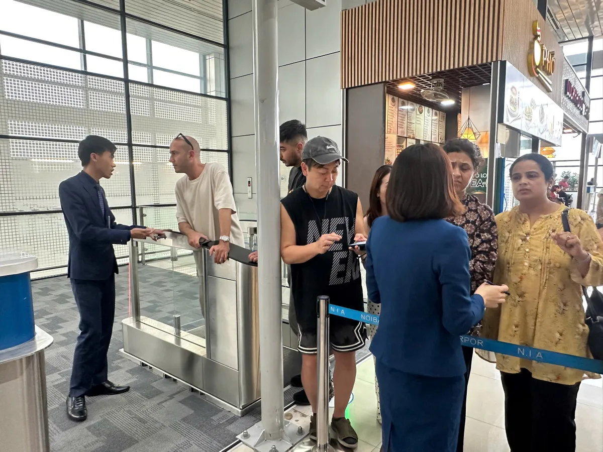 H&agrave;ng trăm h&agrave;nh kh&aacute;ch của Vietravel Airlines chịu cảnh "vật vờ" tại s&acirc;n bay- Ảnh 5.