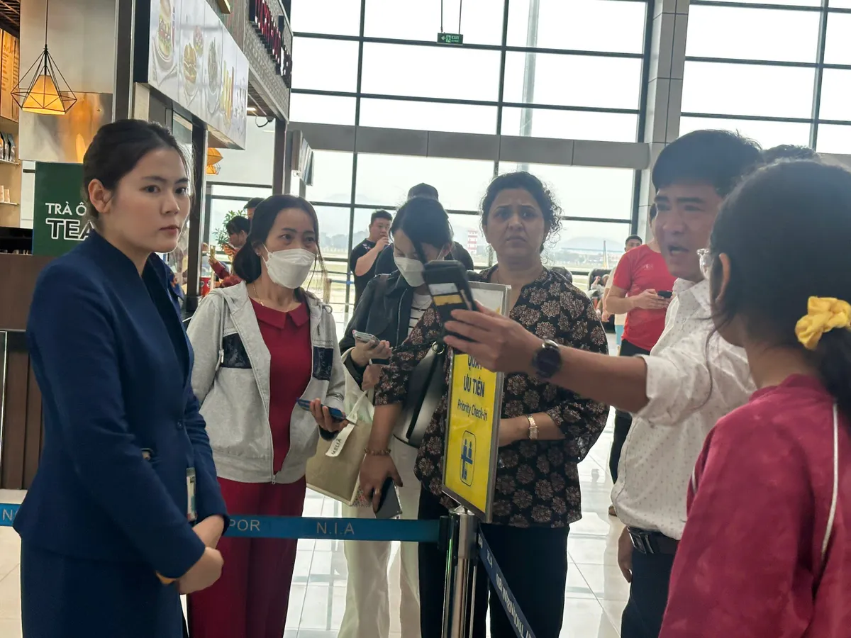 H&agrave;ng trăm h&agrave;nh kh&aacute;ch của Vietravel Airlines chịu cảnh "vật vờ" tại s&acirc;n bay- Ảnh 7.