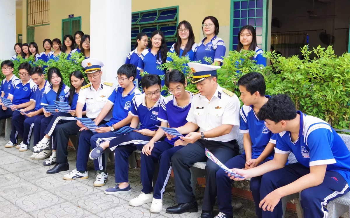 Niềm vui các học sinh khi được cán bộ Học viện Hải quân nói chuyện, chia sẻ về môi trường học tập trong Quân đội.